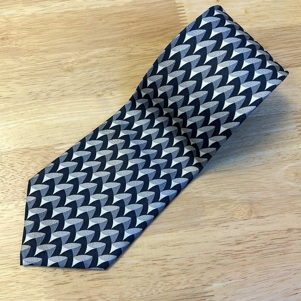Carlos Devenezia Roma Barcelona Handmade 100% Silk Geometric Design Tie